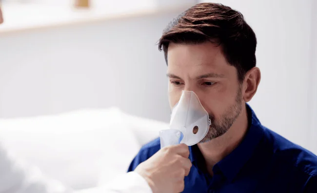De man leert ademhalingstechnieken voor COPD Houten